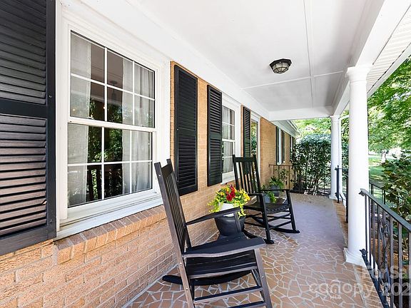 5th image of 304 Hillcrest Dr