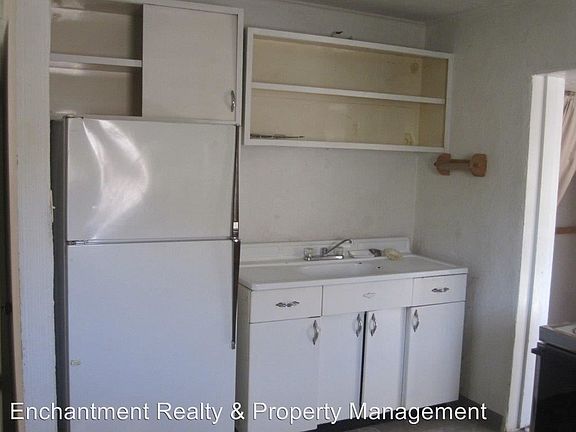 5th image of 806 N B St