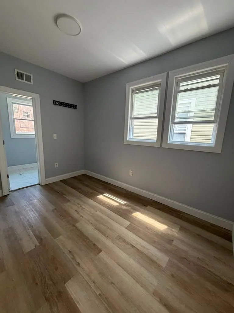 3 bed, 1000 sqft, $2,400 — Photo 3