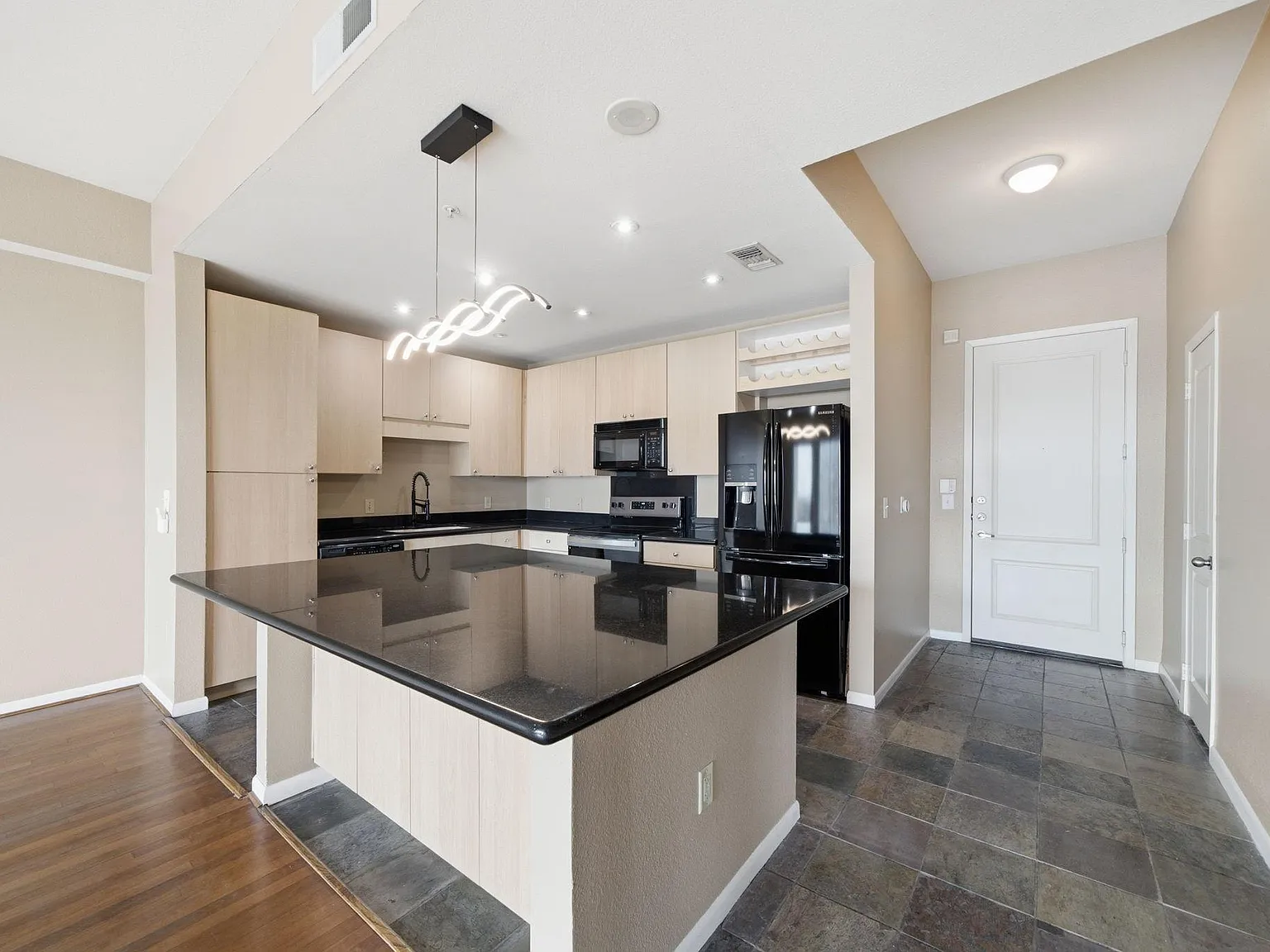 1 bed, 1.0 bath, 905 sqft, $1,750 — Photo 3
