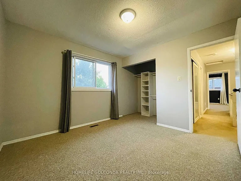 909 Ferndale Cres #UPPER LEVEL — Photo 12