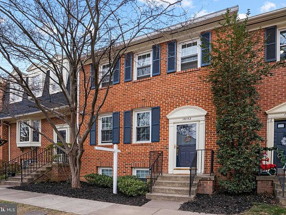 3rd image of 10152 Village Knolls Ct