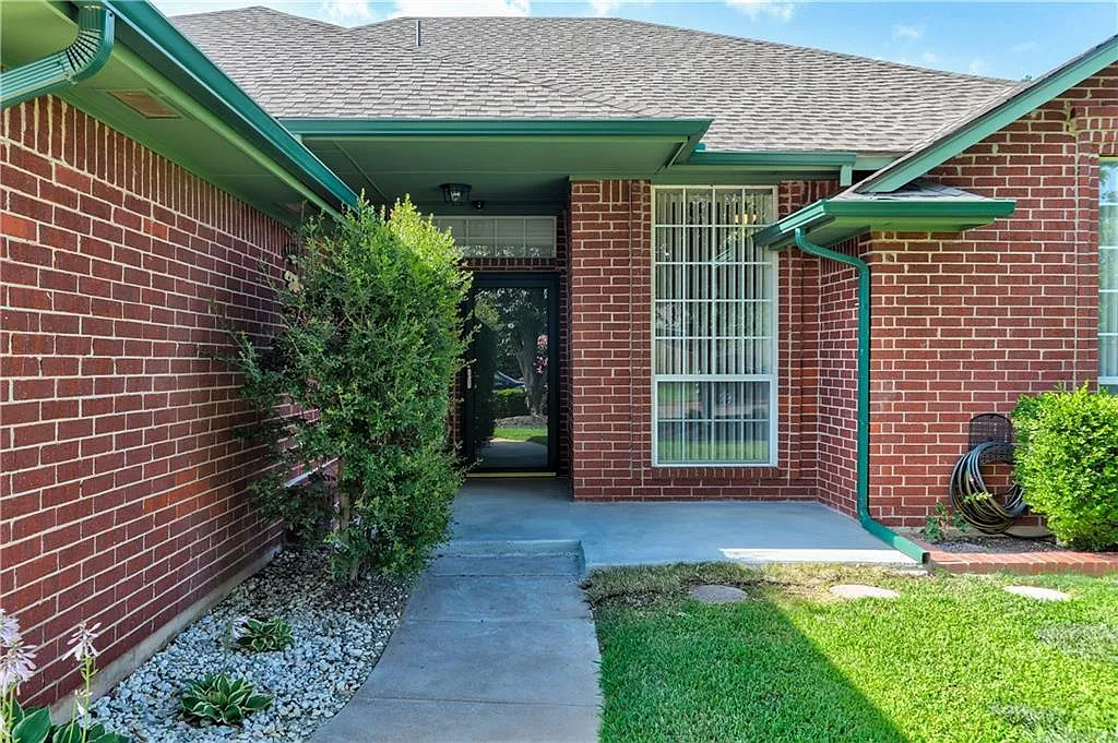 4 bed, 1827 sqft, $2,000 — Photo 2