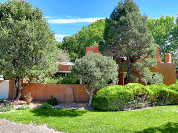 1121 Salamanca St NW, Los Ranchos De Albuquerque, NM 87107