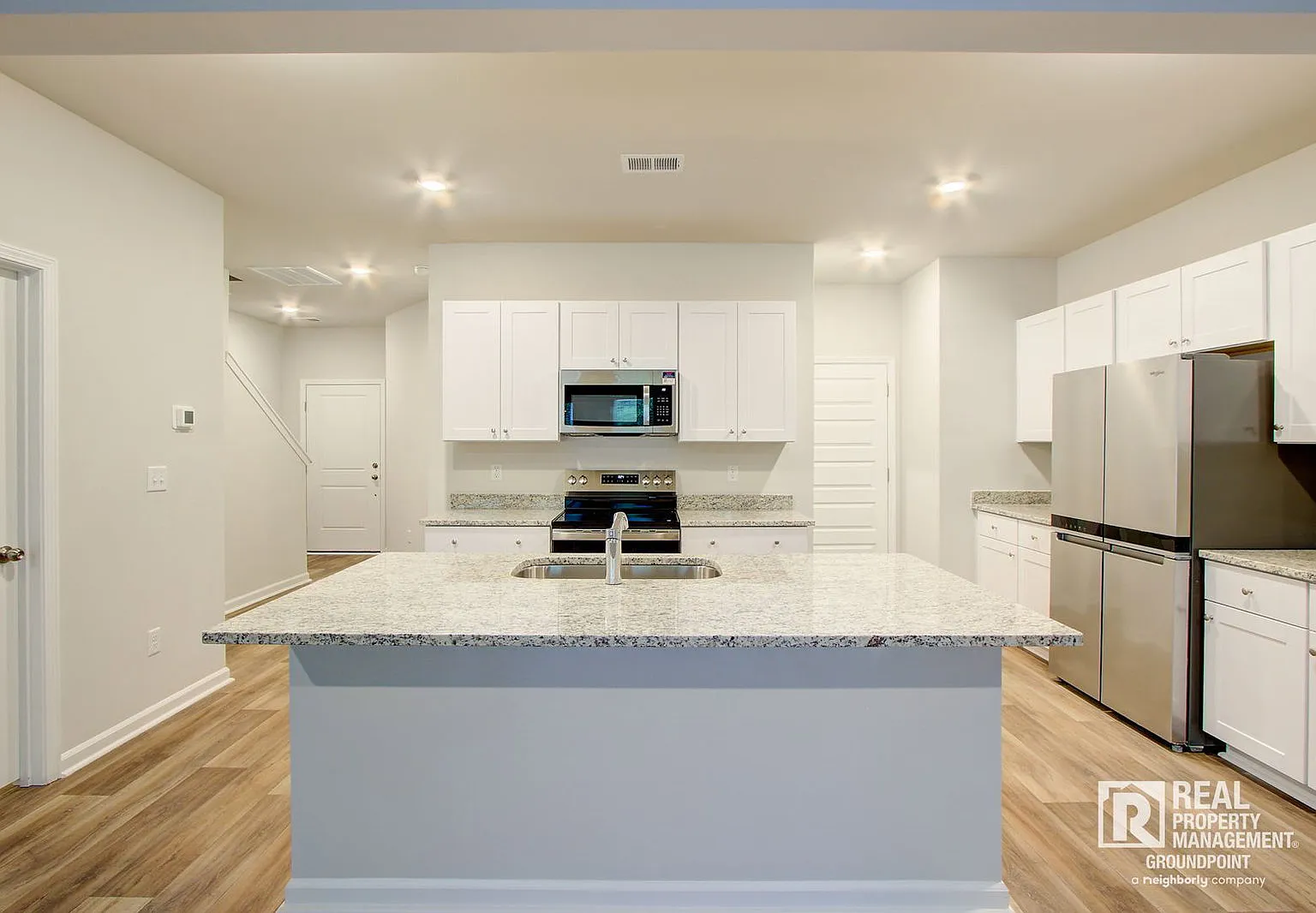 3 bed, 2.5 bath, 1879 sqft, $2,400 — Photo 2
