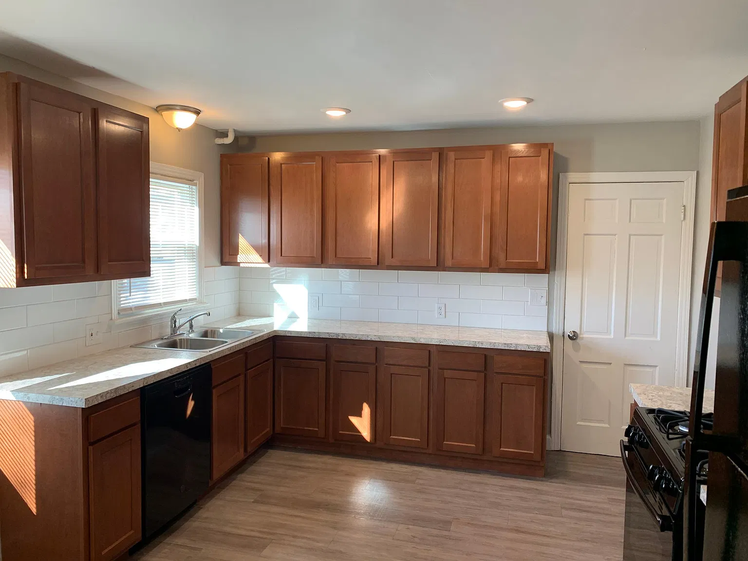 2 bed, 1099 sqft, $1,700 — Photo 2