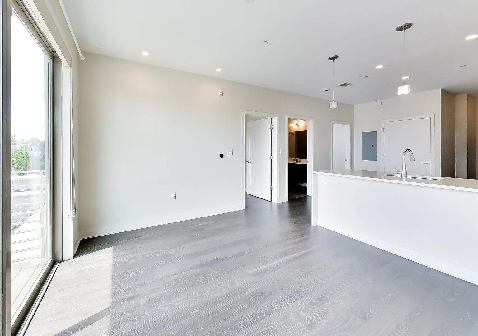 Gorgeous 2 bed + 1 Bath with a VIEW! — Photo 4