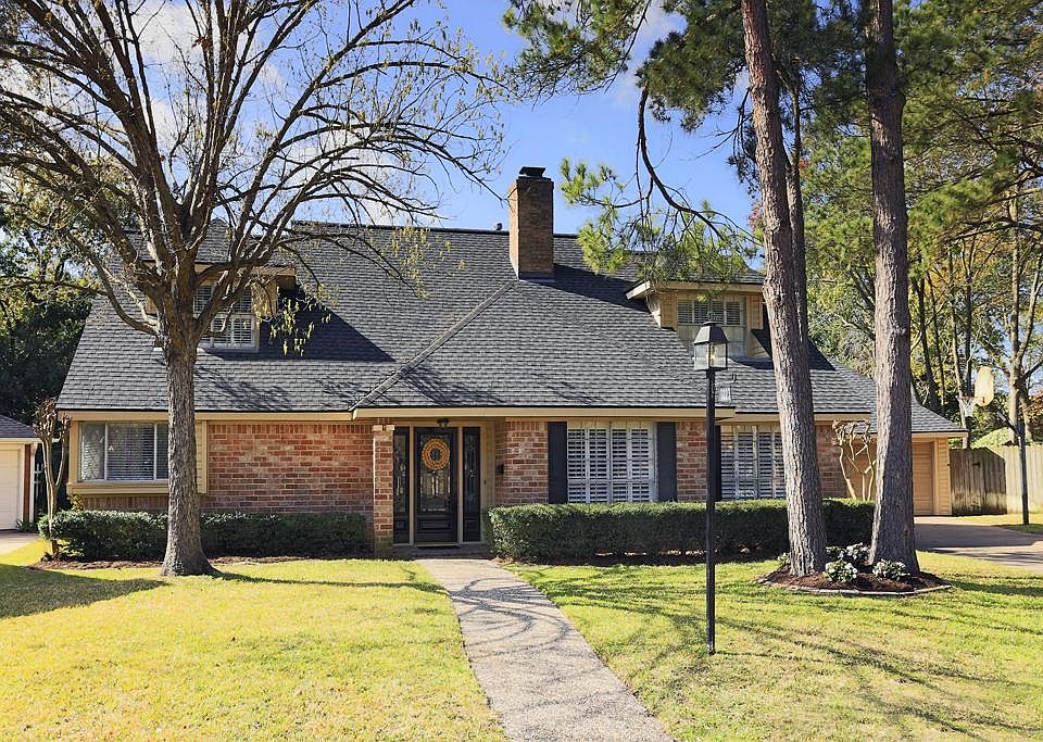 This darling home on a cul-de-sac in BGP has been beautifully remodeled & decorated.There are 4-5 bedrooms, recessed lighting, designer paint colors,hardwoods,granite kitchen,plantation shutters & a wall of windows overlooking sparkling pool & patio.