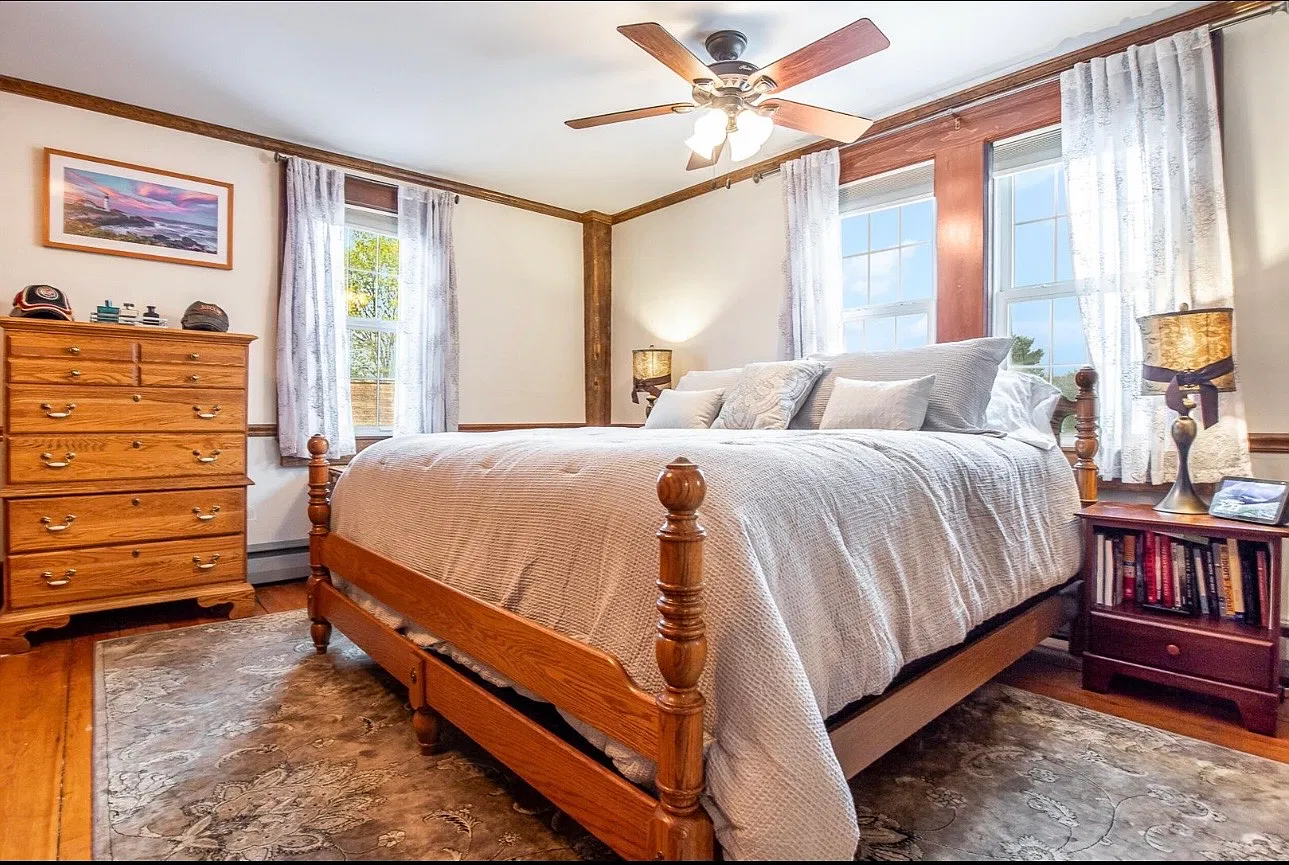 4 bed, 2.5 bath, 5000 sqft, $5,000 — Photo 2