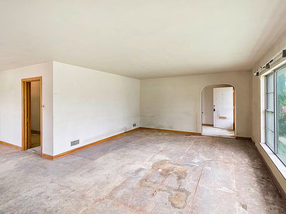 4th image of 843 N Memorial Dr
