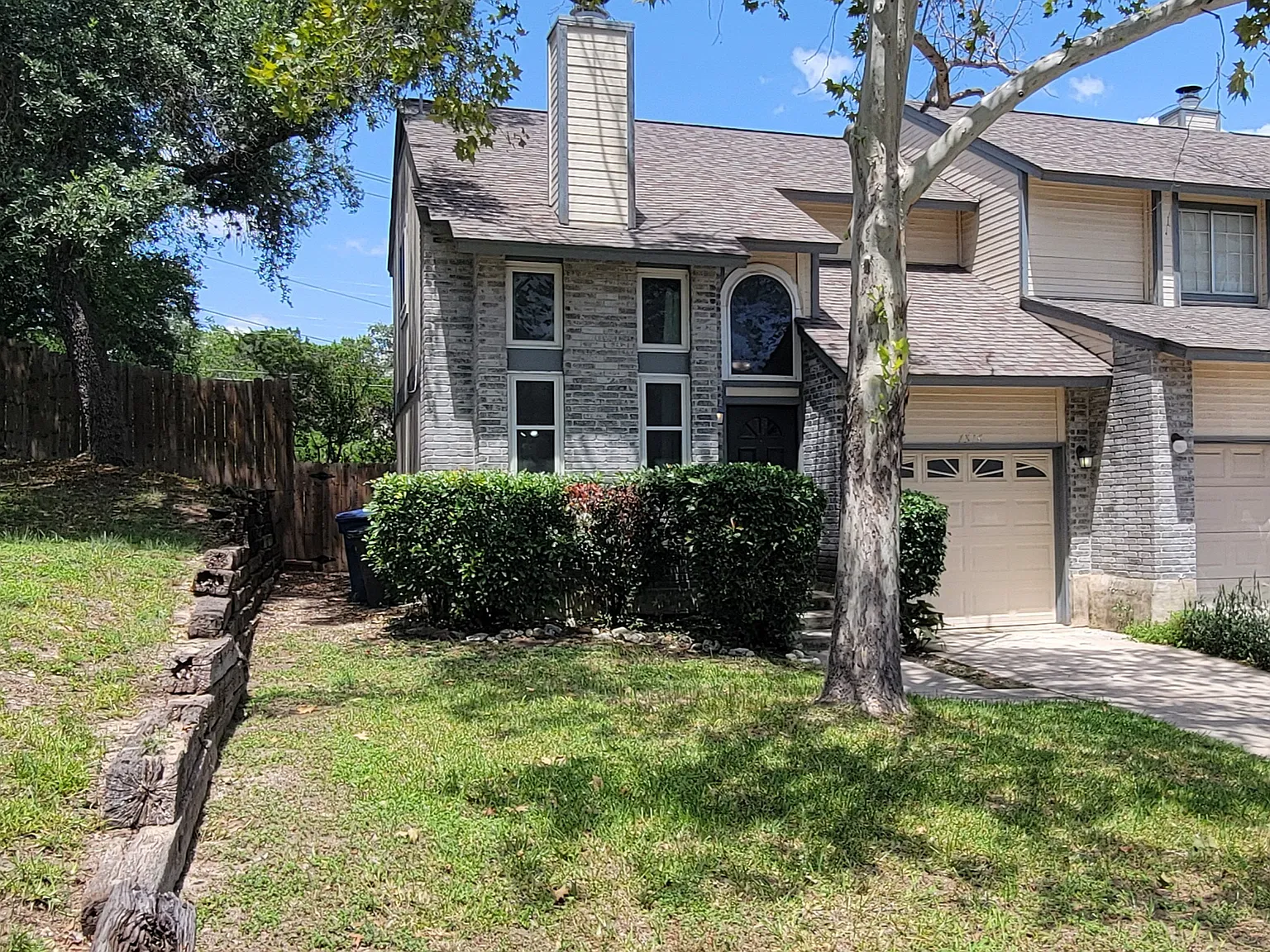 2 bed, 2.5 bath, 938 sqft, $1,550 — Photo 1