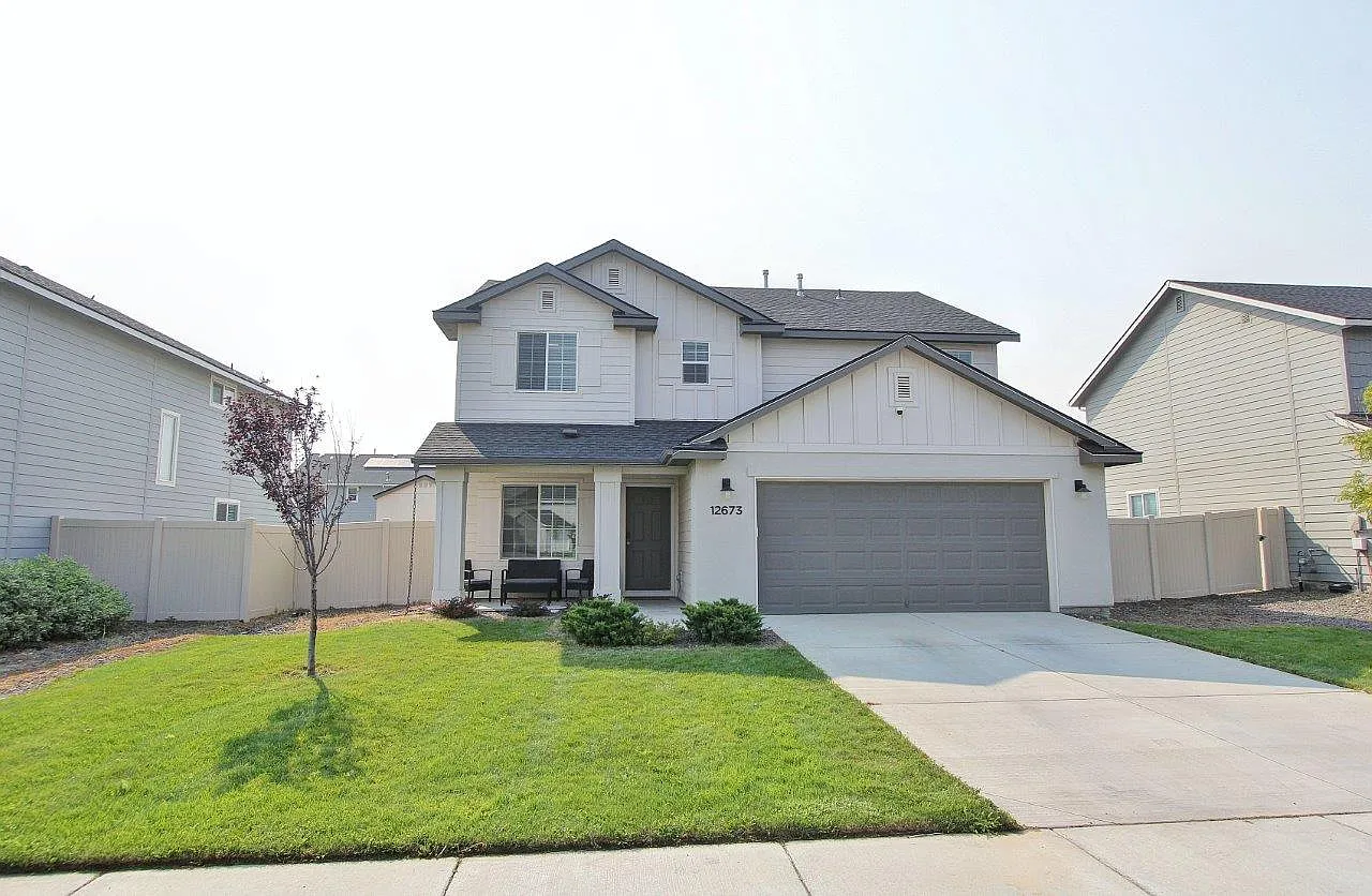 4 bed, 2.5 bath, 1934 sqft, $2,300 — Photo 1