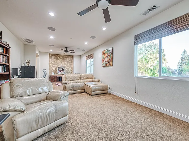 10509 N Sierra Vista Ave — Photo 47