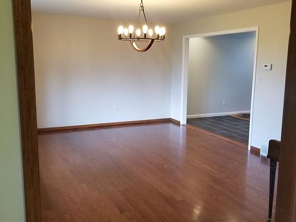 5th image of 29 Camelot Dr