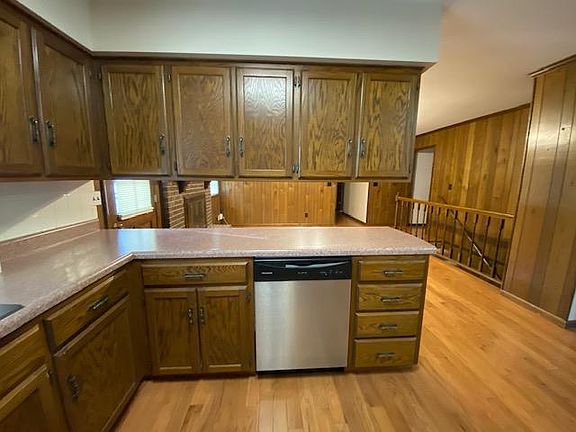 4th image of 412 E Rosehill St
