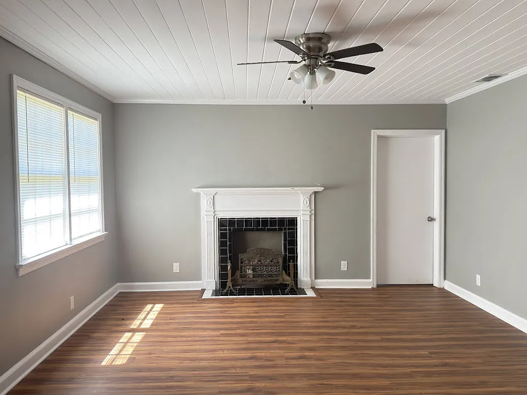 Living room - 504 E Adair St