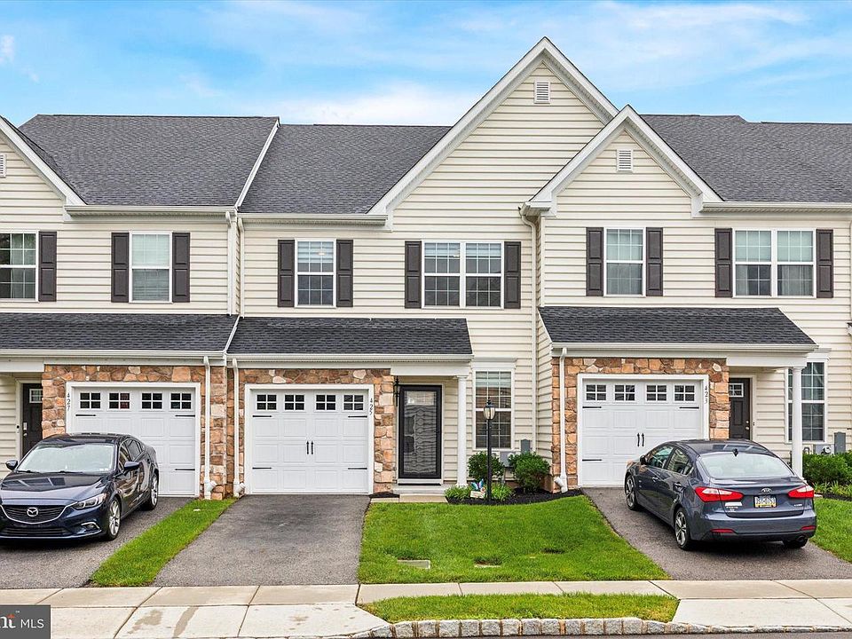 1st image of 425 Cherry Blossom Ln
