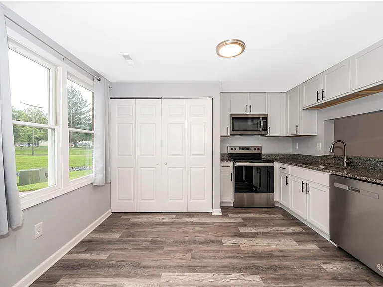 214 Ashfield Ct — Photo 10
