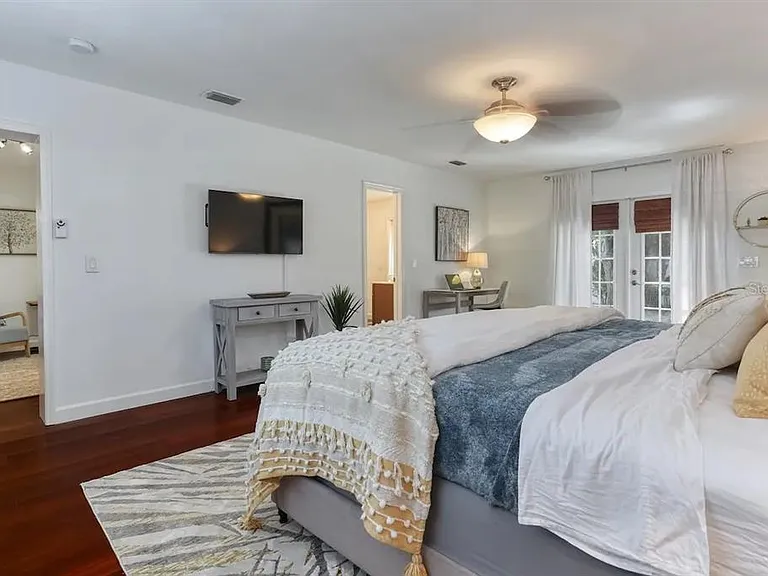 4014 W Palmira Ave — Photo 25