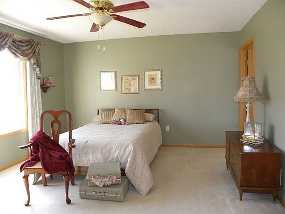 Large master bedroom w/ picturesque window, walk-in closet