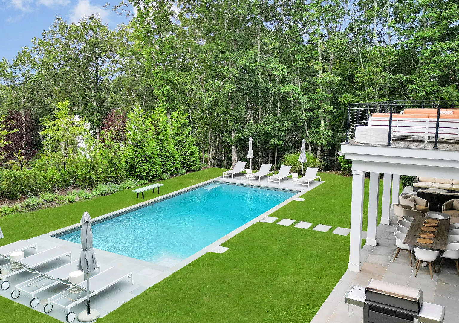 Newly constructed modern home, bluestone patio, Gunite pool — Photo 4