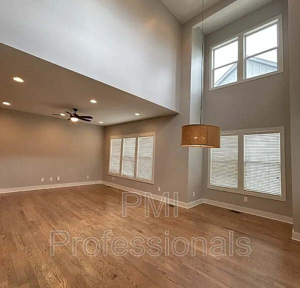 111 Creighton Ave #B — Photo 2