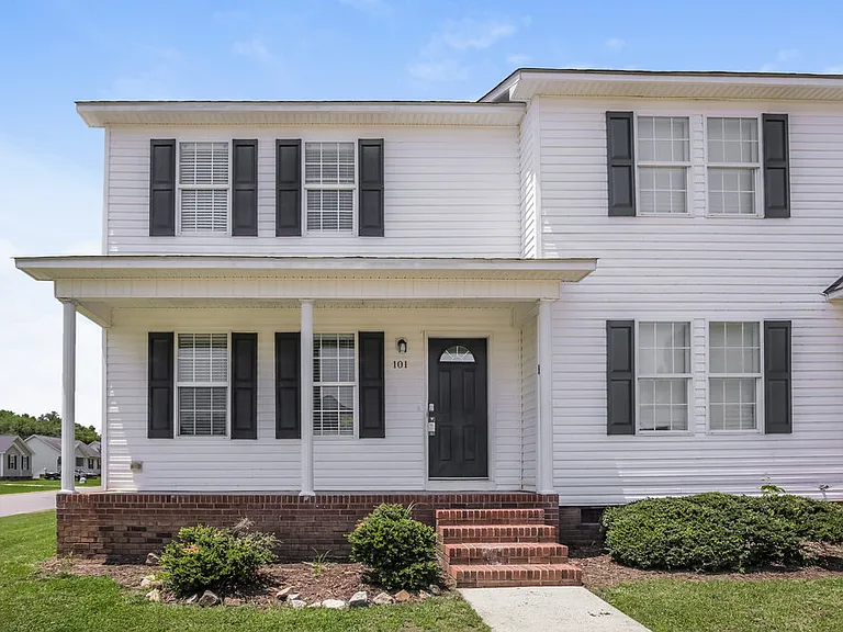 101 Mayfair Ct — Photo 1