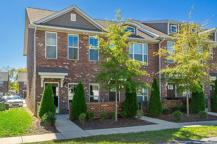 84 Joy Dr — Photo 1