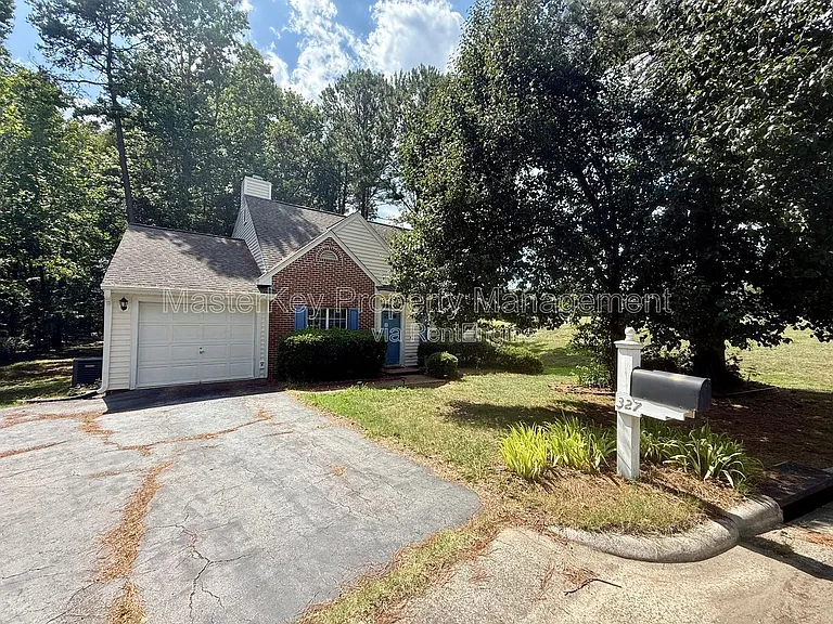 327 Saint Thomas Dr — Photo 2