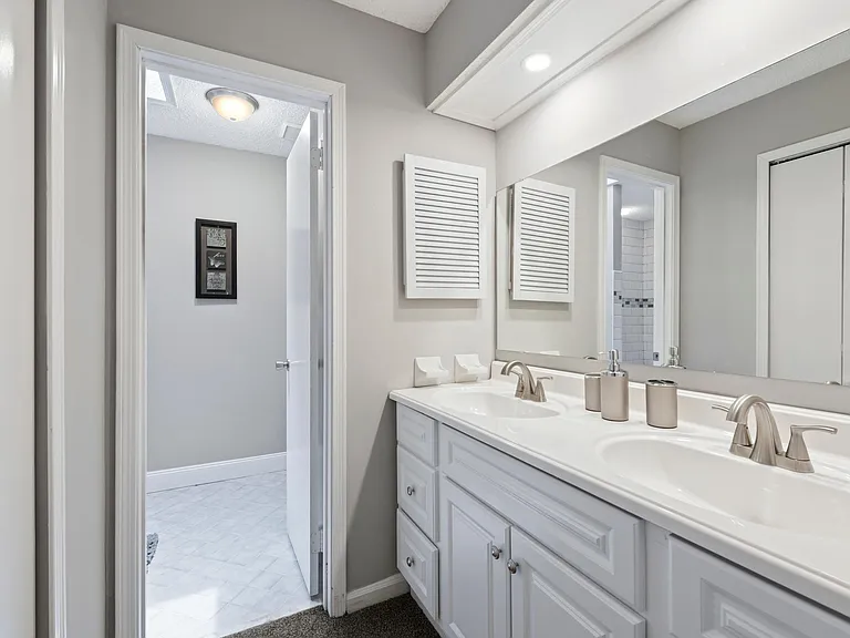 11530 Sweetwater Oaks Dr W — Photo 9