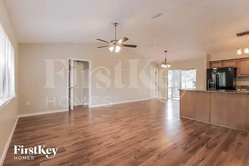 4 bed, 2.0 bath, 1857 sqft, $2,670 — Photo 2
