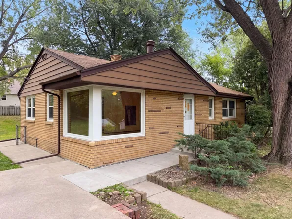 2804 Churchill St, Roseville, MN 55113