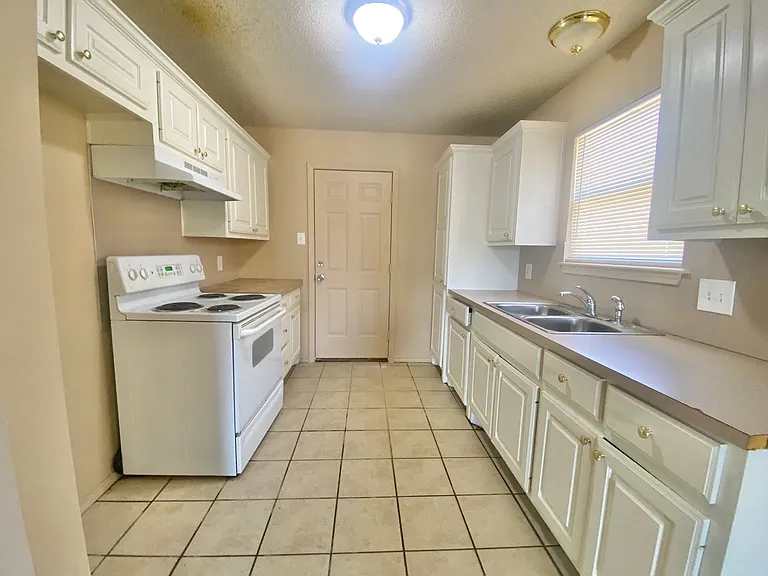 3318 Itasca St — Photo 4