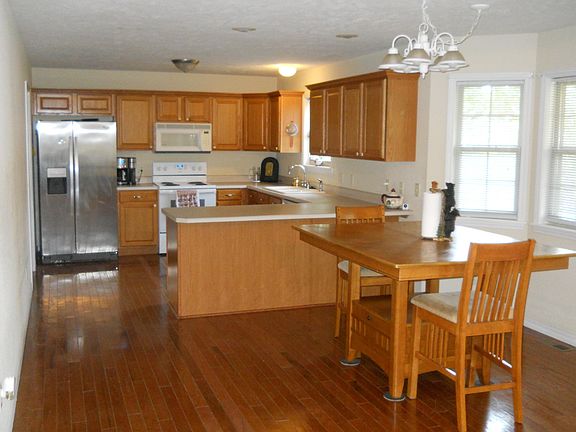2nd image of 30 Oak Creek Cir