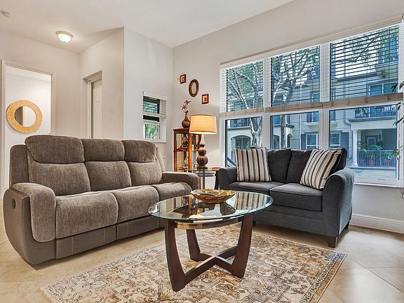4th image of 2633 NE 14th Avenue #104