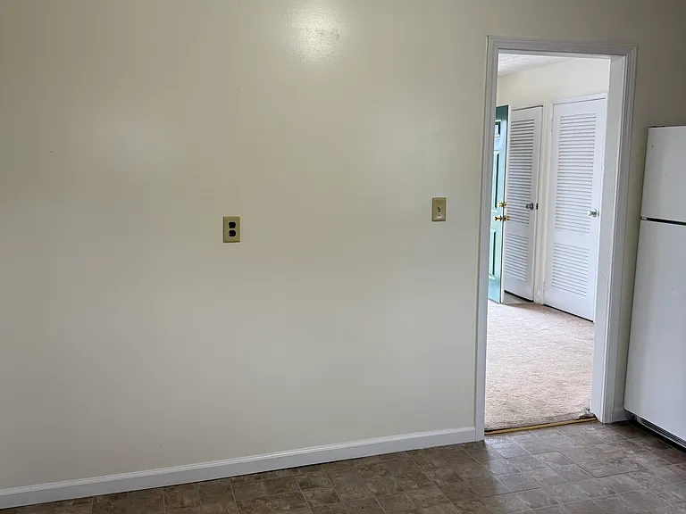 411 Eberhart Dr — Photo 2