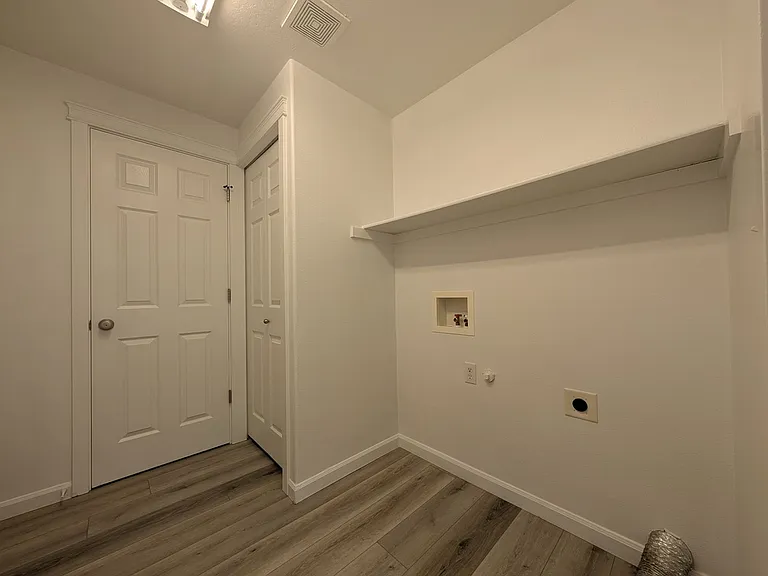 484 Helen St — Photo 14