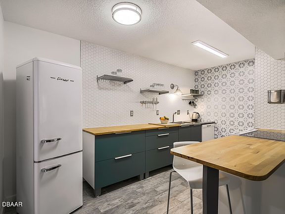 5th image of 1600 Big Tree Rd APT B1