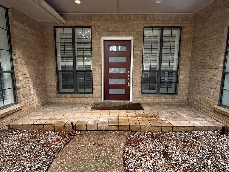 5026 Bellaire Dr S — Photo 2