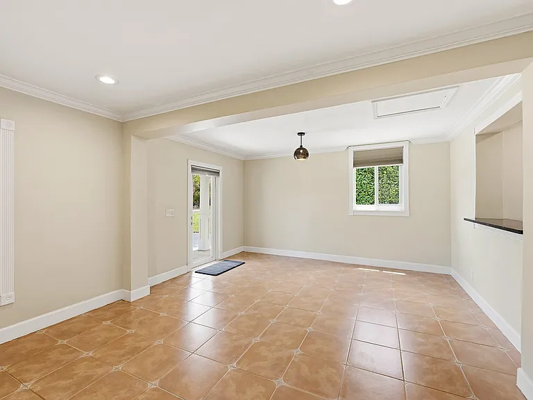 2811 NE 16th St — Photo 3