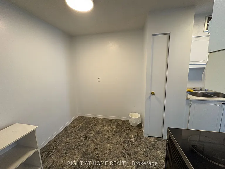 380 King St #903 — Photo 4