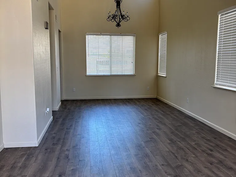 1543 Cole Ln — Photo 2