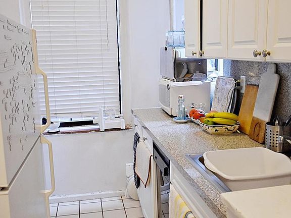 5th image of 212 W 22nd St APT 6A