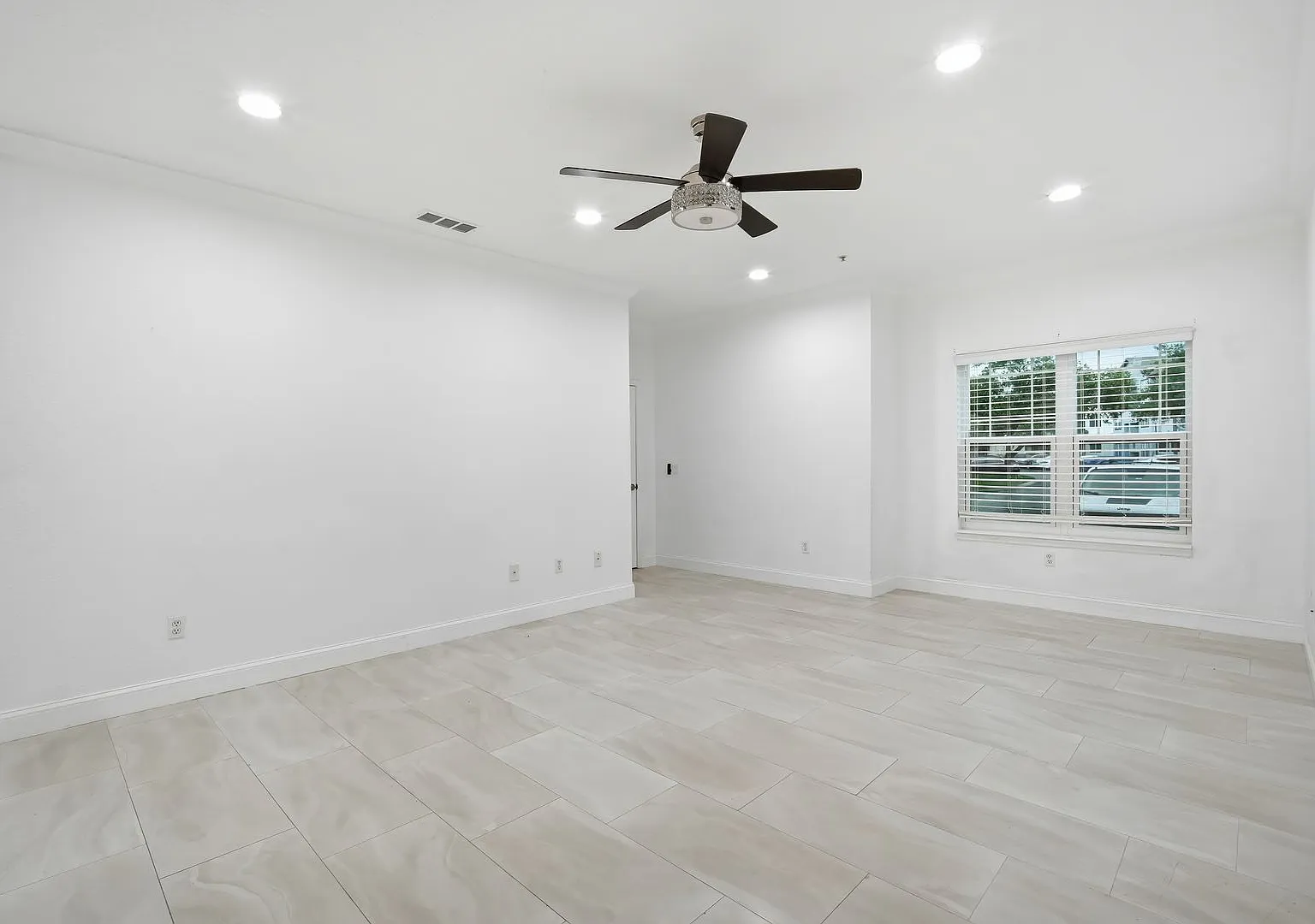 Modern Tampa Palms Condo with Luxury Finishes — Photo 4