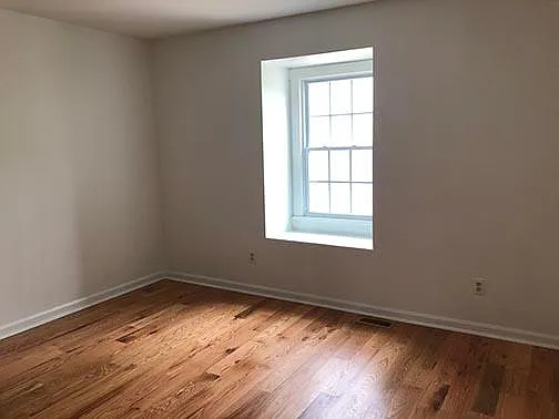 Aux bedrooms each have 1 window
