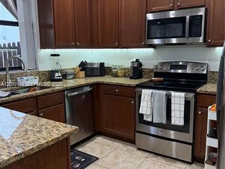 11302 NW 88th Ter #Townhouse 11302 — Photo 2