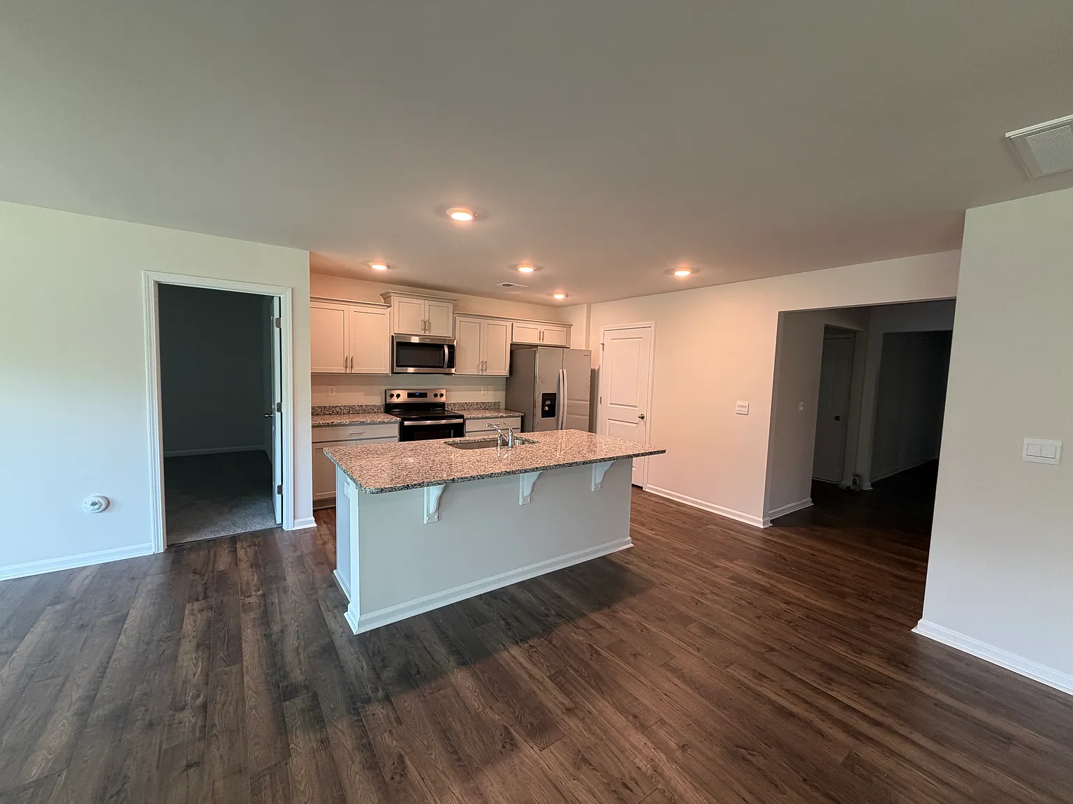 3 bed, 1618 sqft, $2,099 — Photo 2