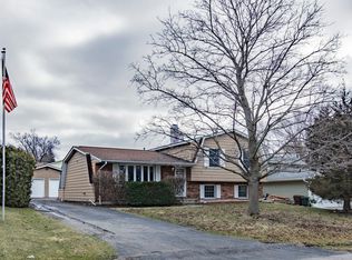 2201 Countryside Ln, Lindenhurst, IL 60046