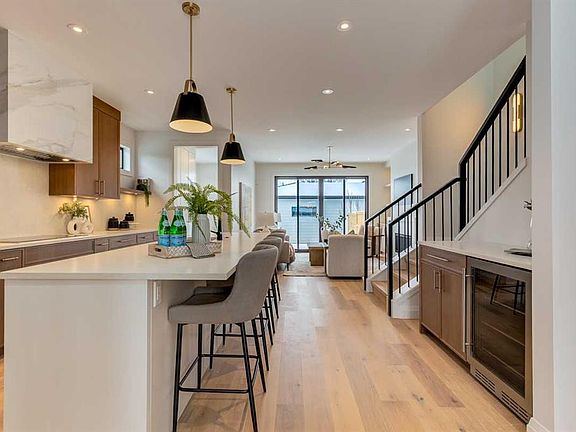 3rd image of 2233 E 35th St SW