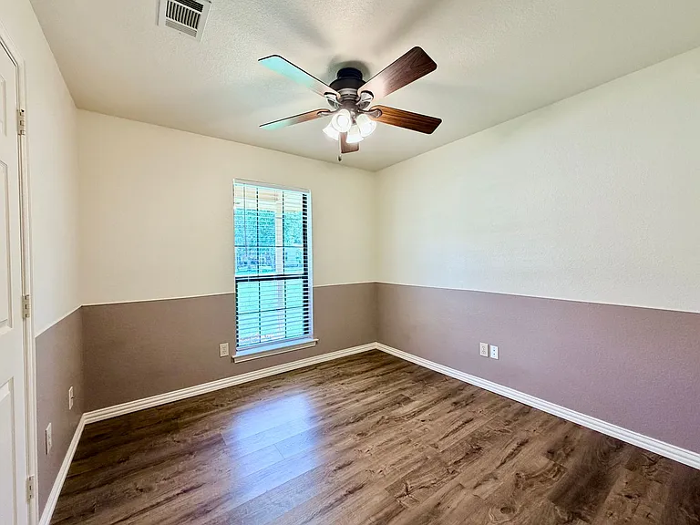 525 W Lloyd St — Photo 13